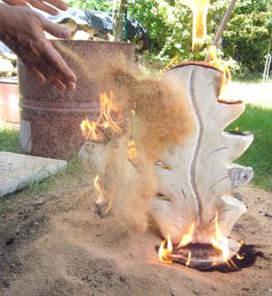 Pour ce pied de lampe, la sciure de bois est utilisée comme combustible